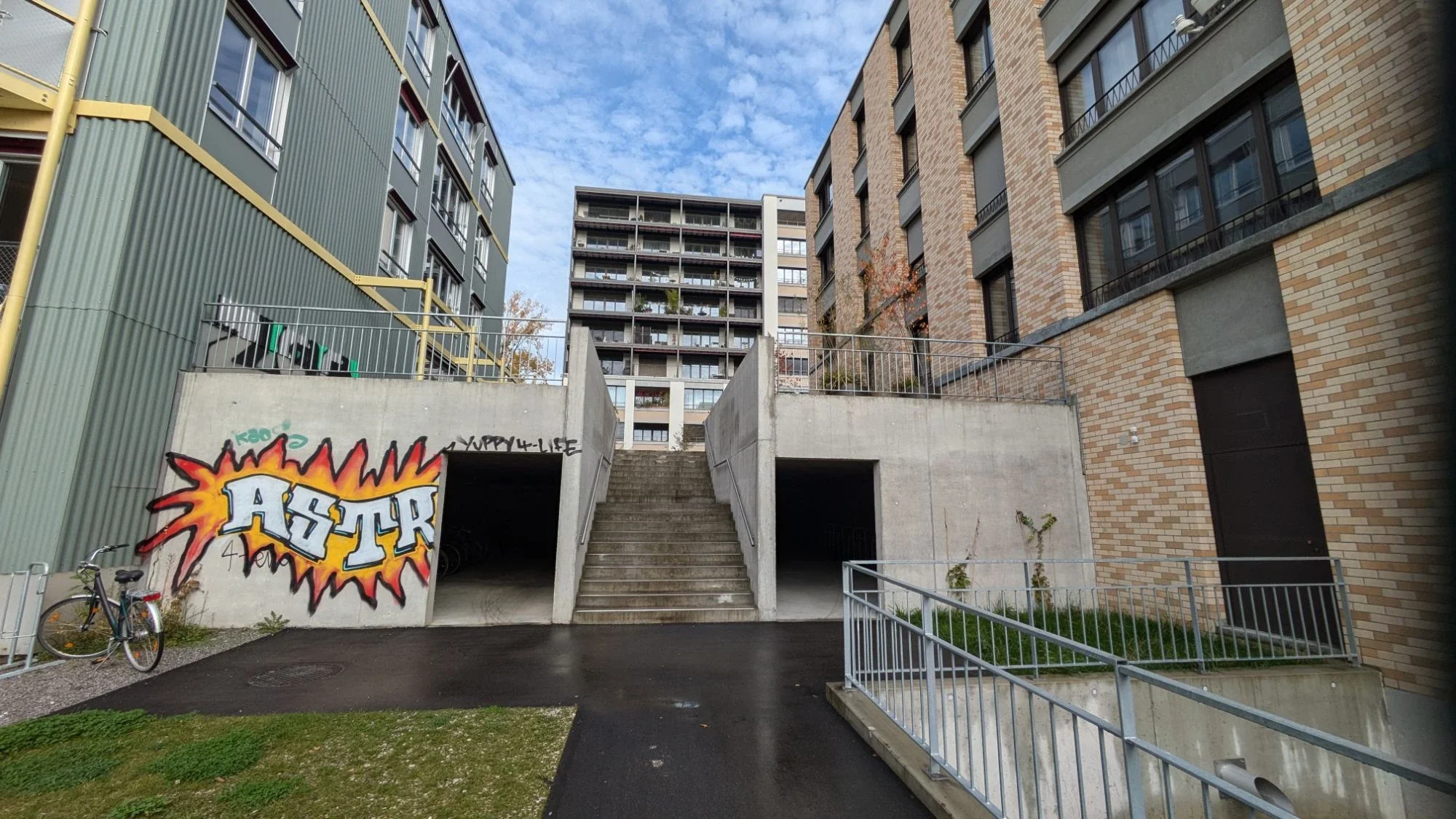 Betontreppe zwischen zwei Wohnh&auml;usern, links und rechts Einfahrten zu Garagen