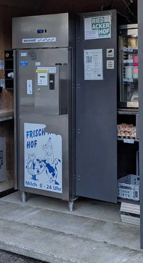 Milchautomat Brunimat mit Anzeige, M&uuml;nzeinwurf, QR-Anleitung und T&uuml;r